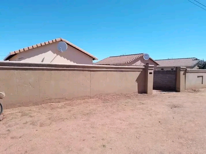 House available for immediate occupation in e  in Protea Glen