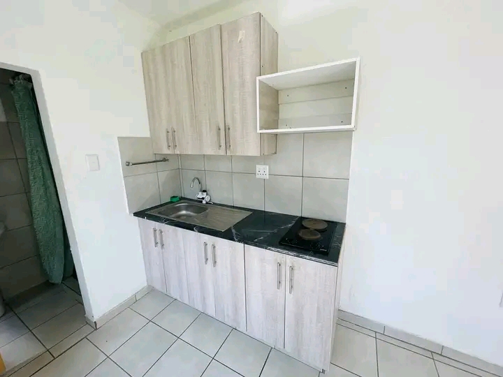 Newly renovated bachelor with open plan kitch  in Kempton Park