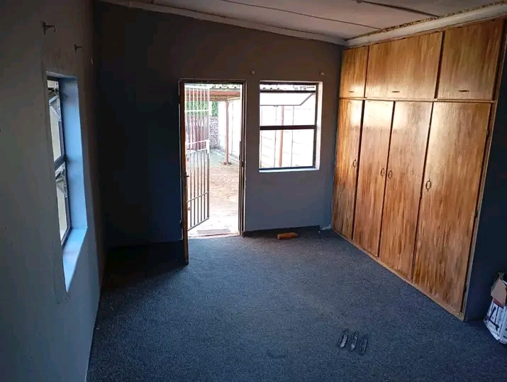 Flatlet to rent r3 500
big unit to rent with  in Brakpan