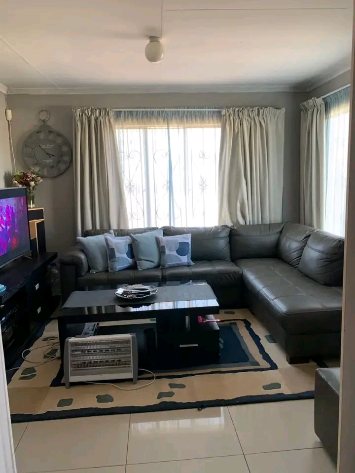 Area:mapleton📍
rent :r6000 plus deposit
  in Vosloorus