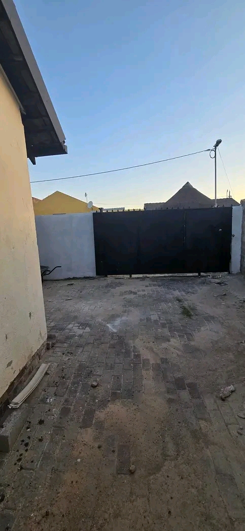 3 bed 1 bath house available for rent.
rent   in Alexandra