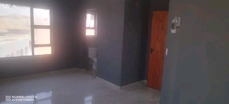 A large room with shower and toilet is availa  in Olievenhoutbosch