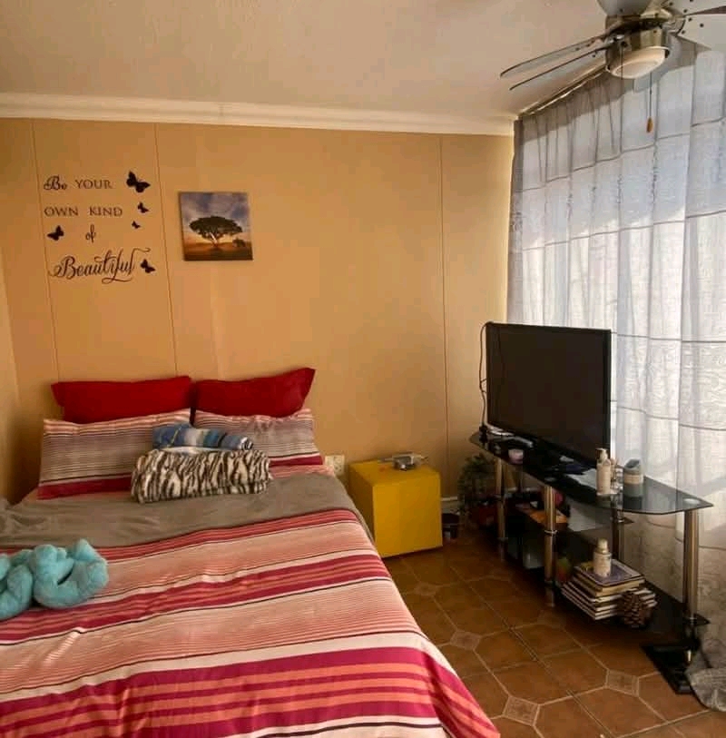 A spacious room is available in a 2 bedroom f  in Sunnyside