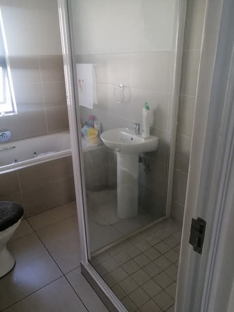 3 bedroom house with a swimming pool availabl  in Centurion