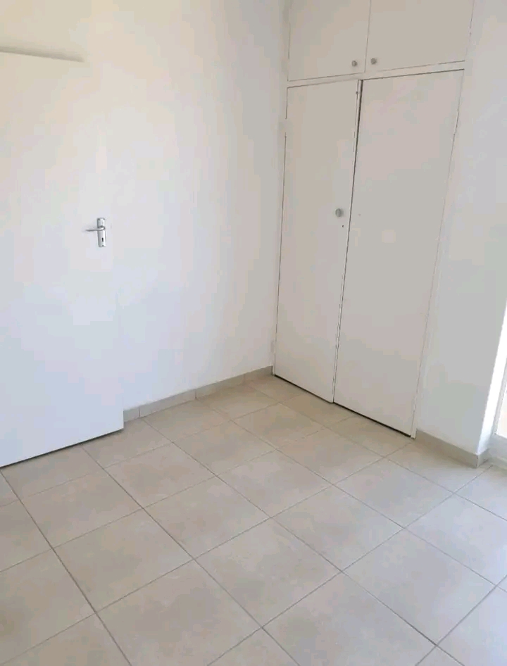 Spacious 2bed flat available for rental. walk  in Mondeor