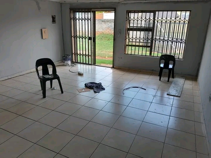 Very spacious open plan bachelor  available i  in Spruitview