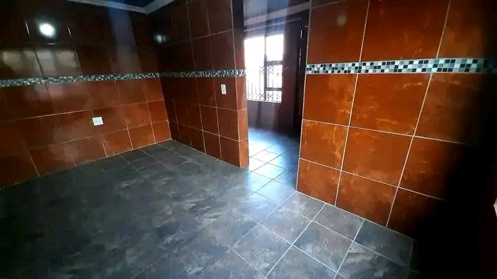 2 combined room -with inside shower (and outs  in Ebony Park