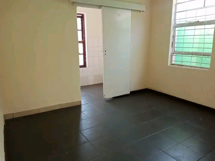 House to let next to troyeville primary schoo  in Troyeville