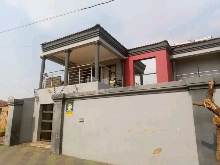 Spacious fitted bedroom with en-suiite 
shar  in Orlando East
