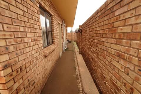 Still available to rent in  white city for 25  in White City Jabavu