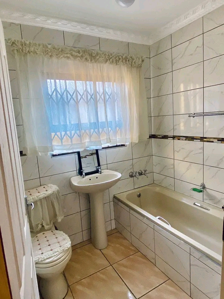 House to rent in eastfield
asked price : r50  in Vosloorus
