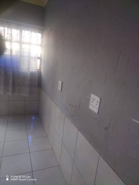 There is a small room with a rental of r800,.  in Emdeni