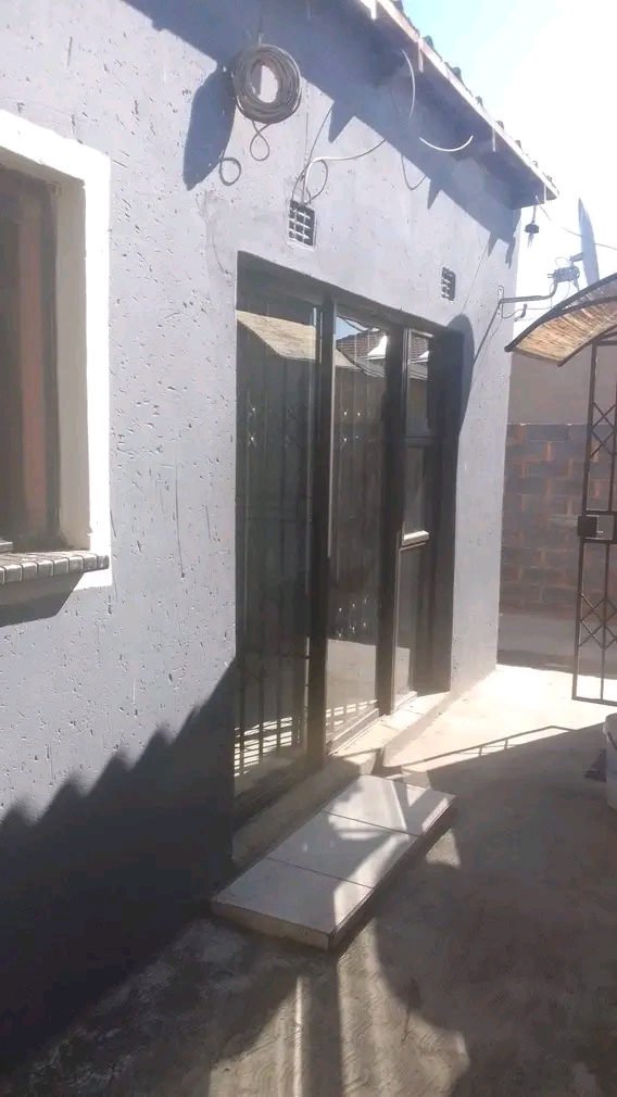 Room available 
rent r1200 deposit r500
age  in Tladi