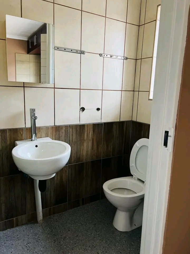 1 bedroom bachelor comes with a fitted kitche  in Birchleigh North