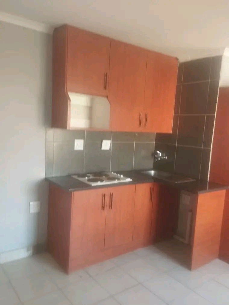 Cottage available 1 march  ext10 r3000 ,depos  in Cosmo City