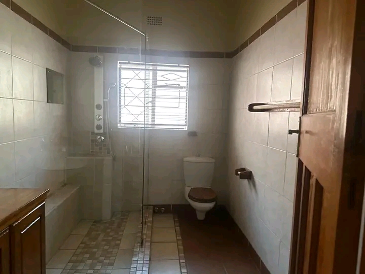 4 bedroom with 2 bathroom house to let in pro  in Kensington
