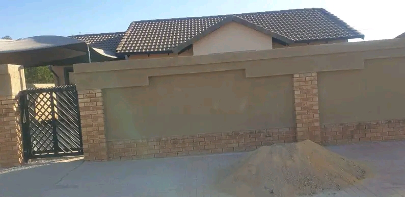 3 beds 2baths freestanding house is situated   in Ormonde
