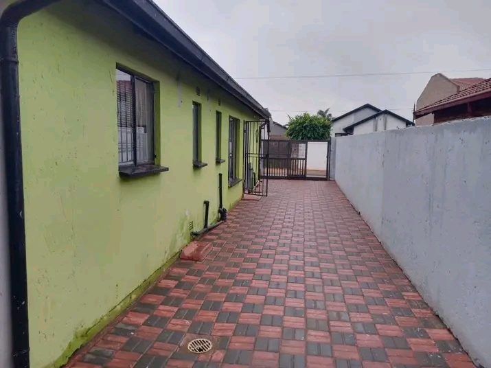 Shop to rent in ext 4 behind boxer busy stree  in Protea Glen