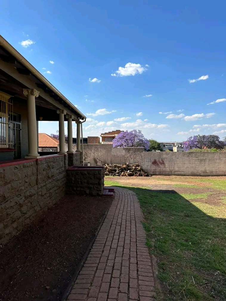 Newly renovated room s to let in bellevue eas  in Yeoville