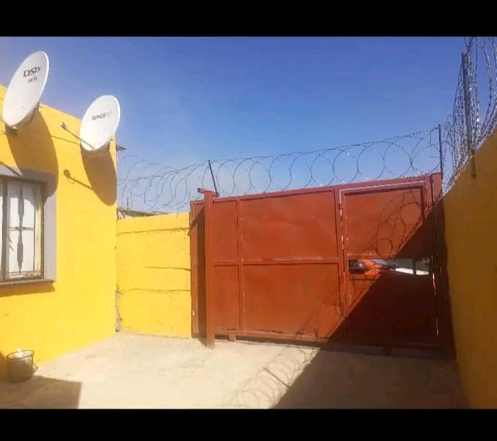 Big room available for month end in vusimizi   in Tembisa