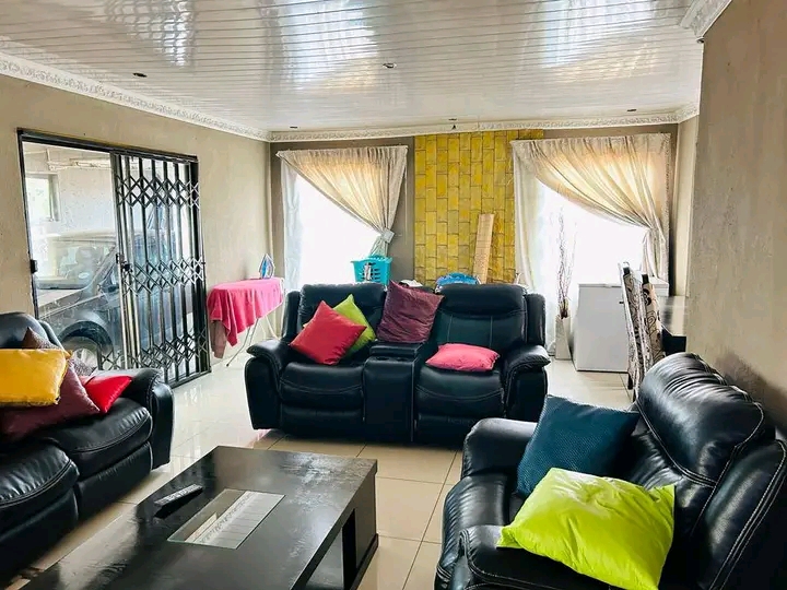 2 bedroom house with 1 empty outside room  ho  in Protea Glen