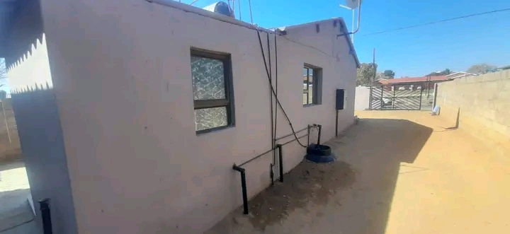 Zone 2 
fitted kitchen 
lounge 
full bathr  in Pimville