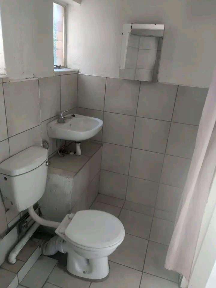 Bachelor flat available at killarney court, n  in Krugersdorp