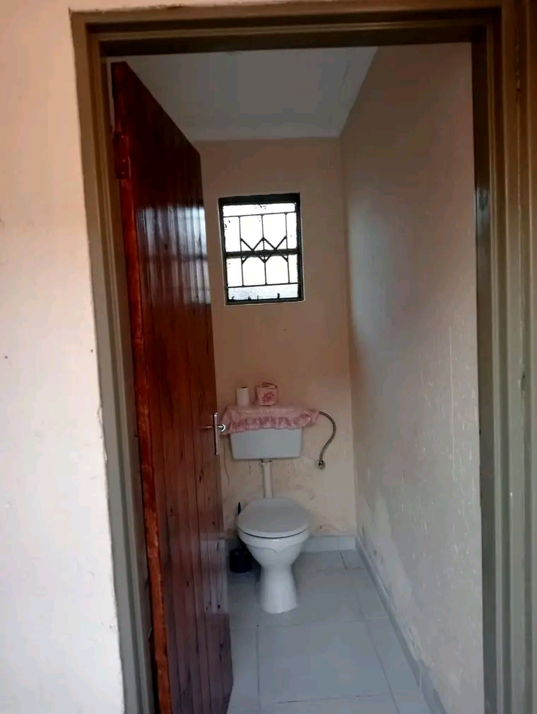 Room to rent ext 25
r1200 + deposit 
contac  in Vosloorus