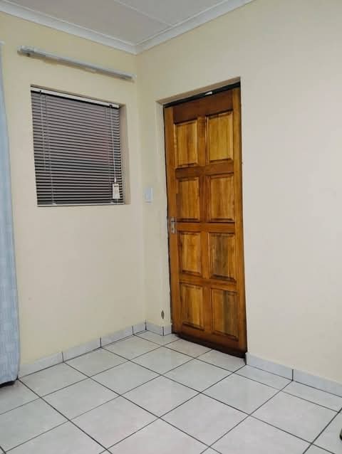 A bachelor ready for occupation 1st of march  in Riverside View