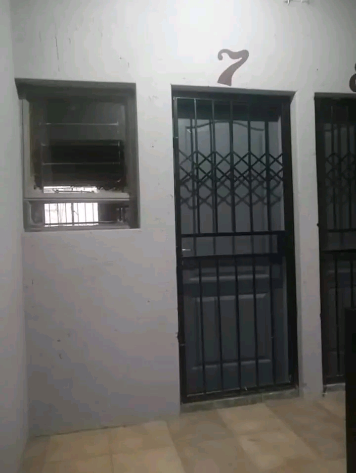 Bachelor available for rent 🏠 ext 36, 2 mi  in Olievenhoutbosch