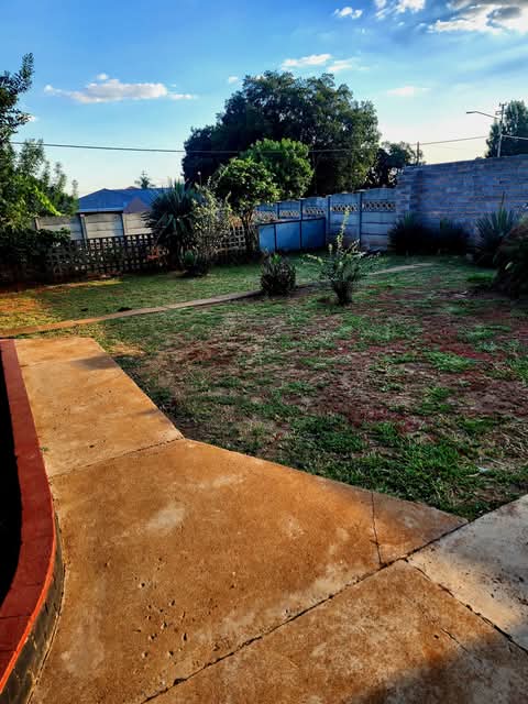 3 bedroom house to let preferably a family or  in Primrose east