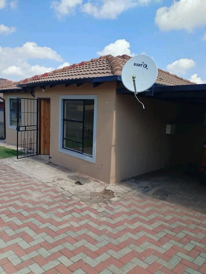 3 bedroom house  with the fitted wardrobe,fit  in Clayville