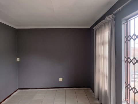 Room to rent available in ext 7, parking avai  in Cosmo City