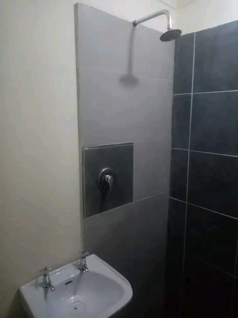 Batchelor room for rent r2200 in 77 george st in Rosettenville