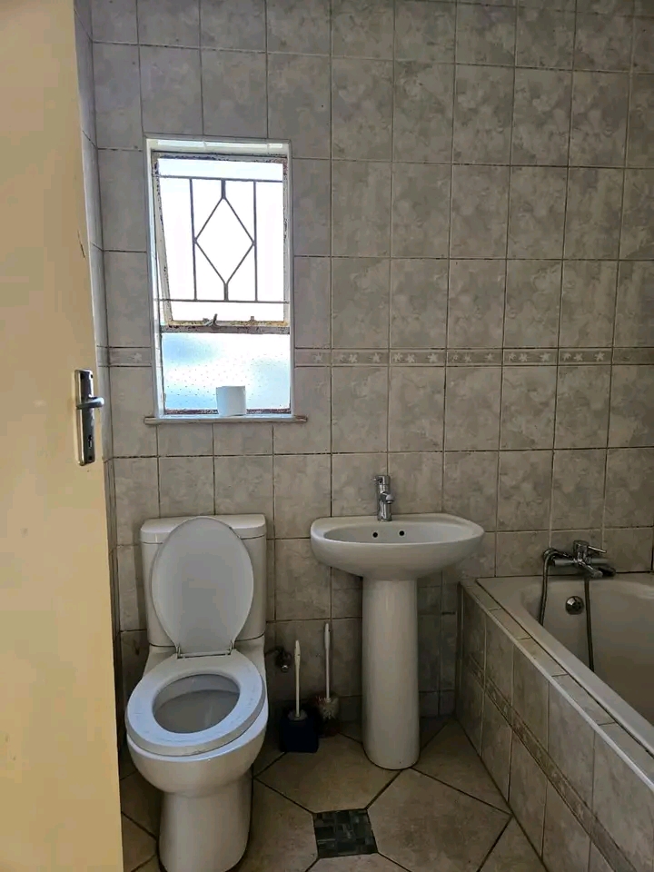 1 bedroom  cottage, comes with  fitted wardro  in Old Birch Acres