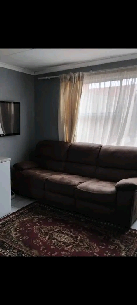 Open plan cottage with secured parking availa  in Meadowlands