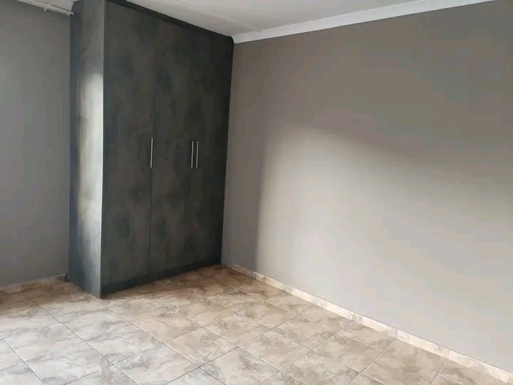 Ensuite room available for rental
location :  in Protea Glen