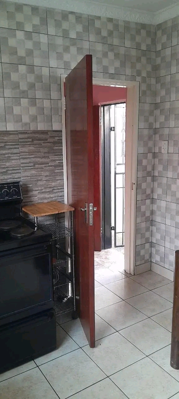 Zone 2, 1 room with fitted built ins, space f  in Pimville