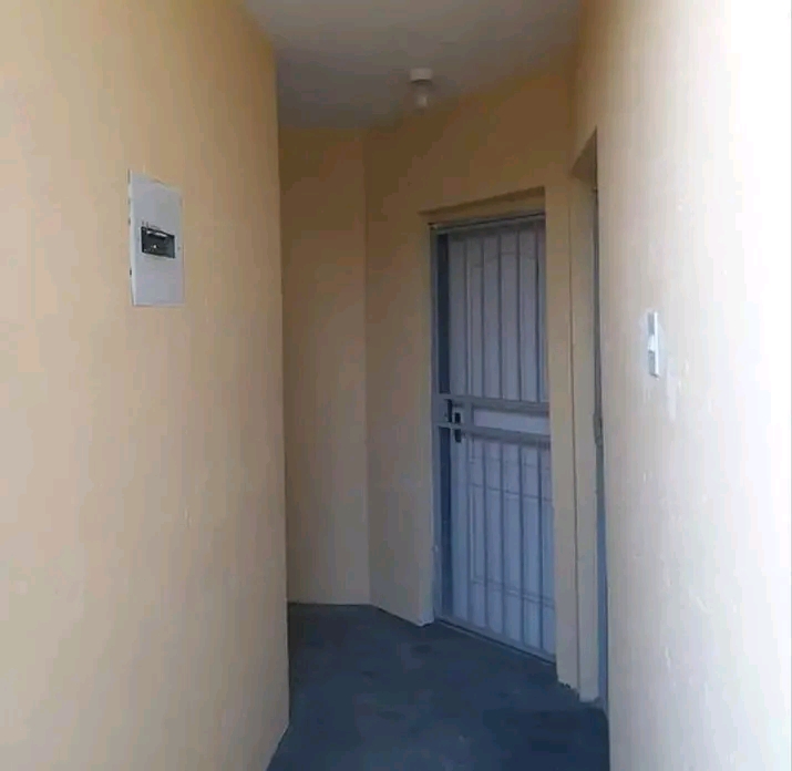 Studio with a kitchen, own toilet and shower   in Benoni