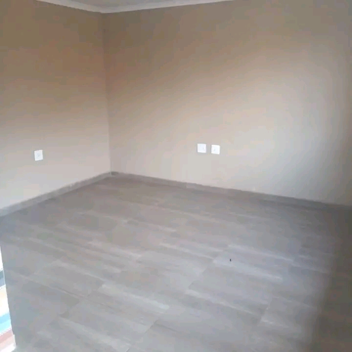 Very spacious cottage available 
availabilit  in Alberton