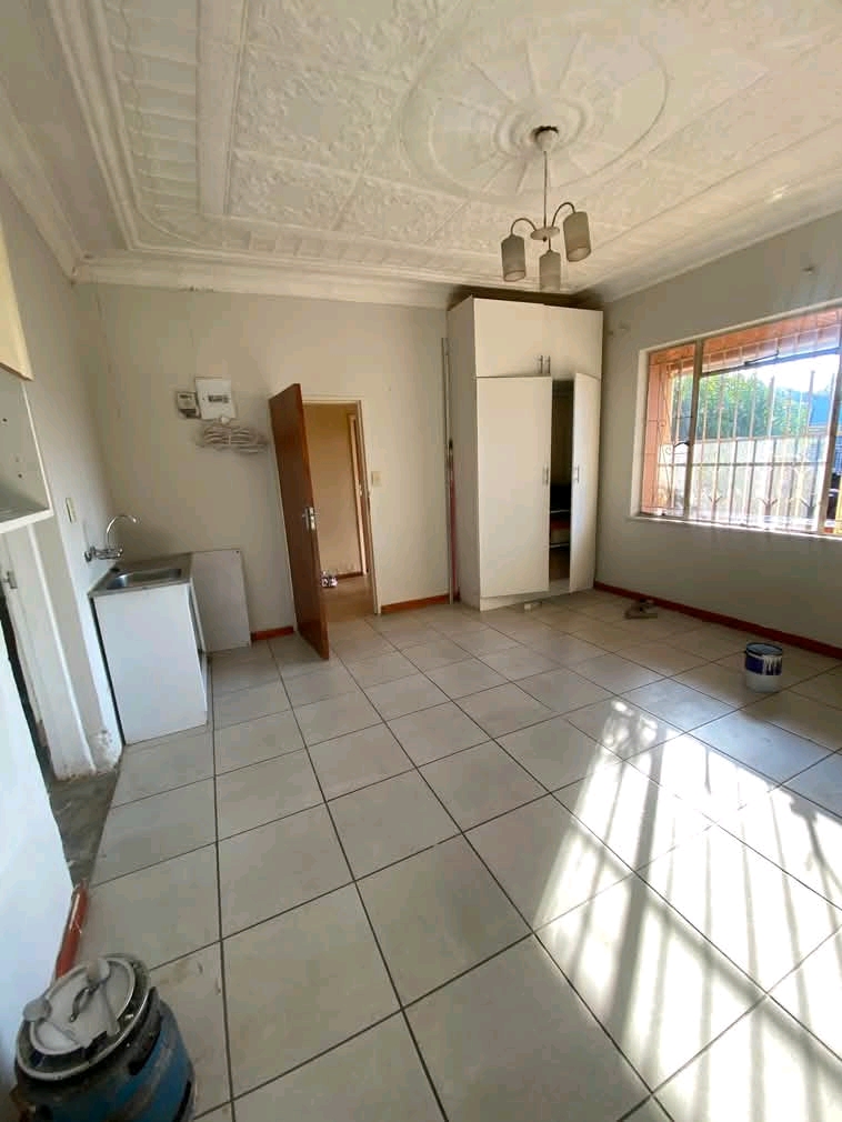 Big bachlor to let ..

bachelor /  room wit  in Bezetenhoud valley