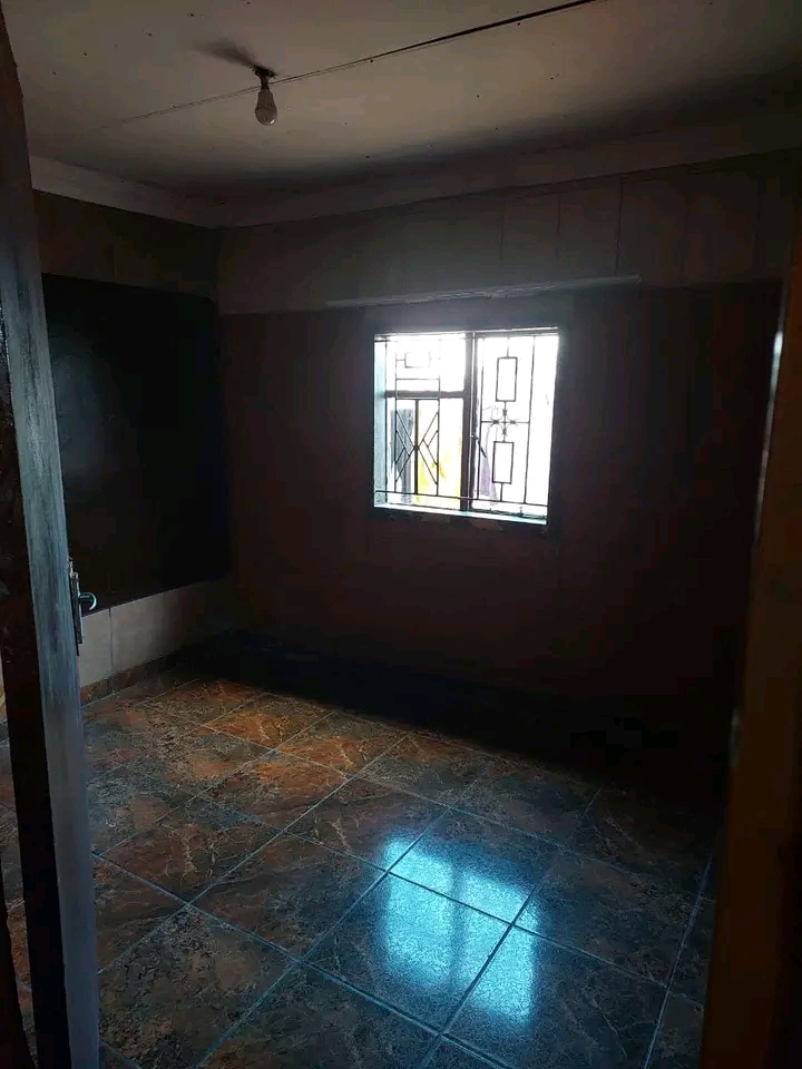 2 rooms to ren, moleleki section
r1 600 rent  in Katlehong