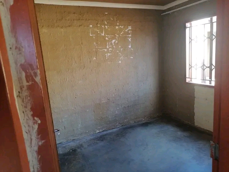 House for rent in golden gardens, circle 3, r  in Sebokeng