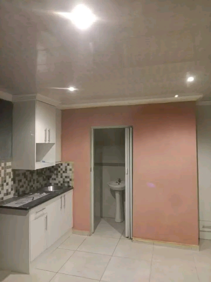 Area:ext 16📍
rental price:r2800 plus depo  in Windmill Park