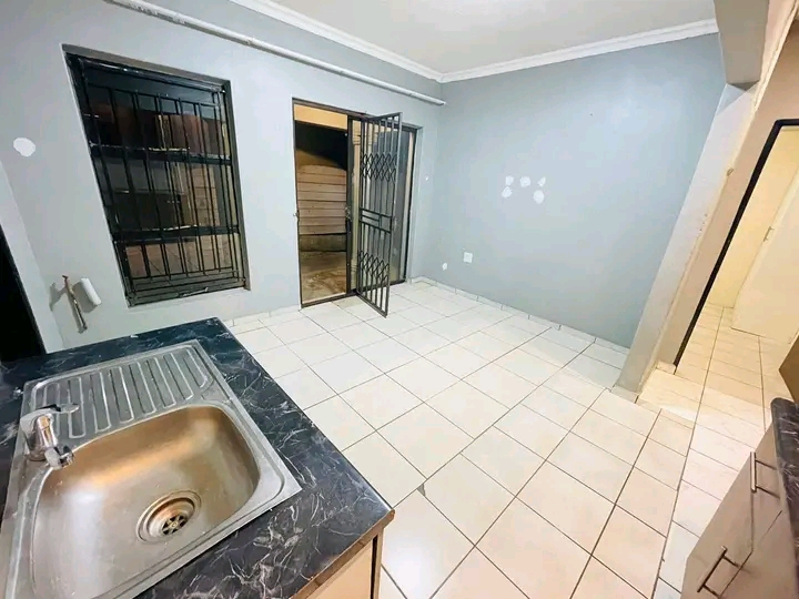 1 spacious bedroom cottage with a fitted wald  in Norkem Park