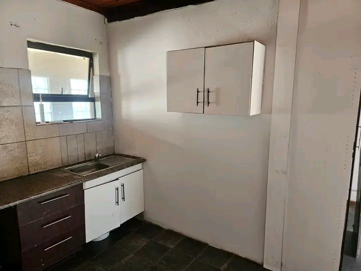 Spacious garden cottage available immediately  in Lombardy East
