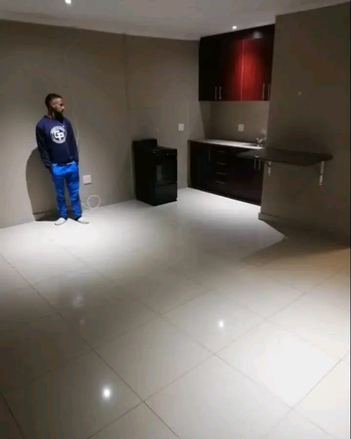Bachelor available near meat meat for r2500pm  in Orlando East