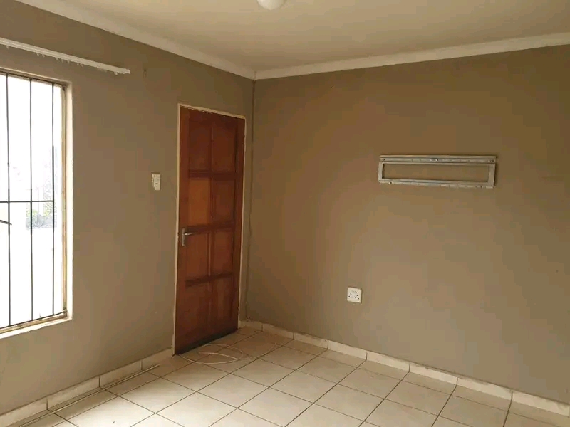 2 bedroom house available at ext 5
rent 5.4   in Cosmo City