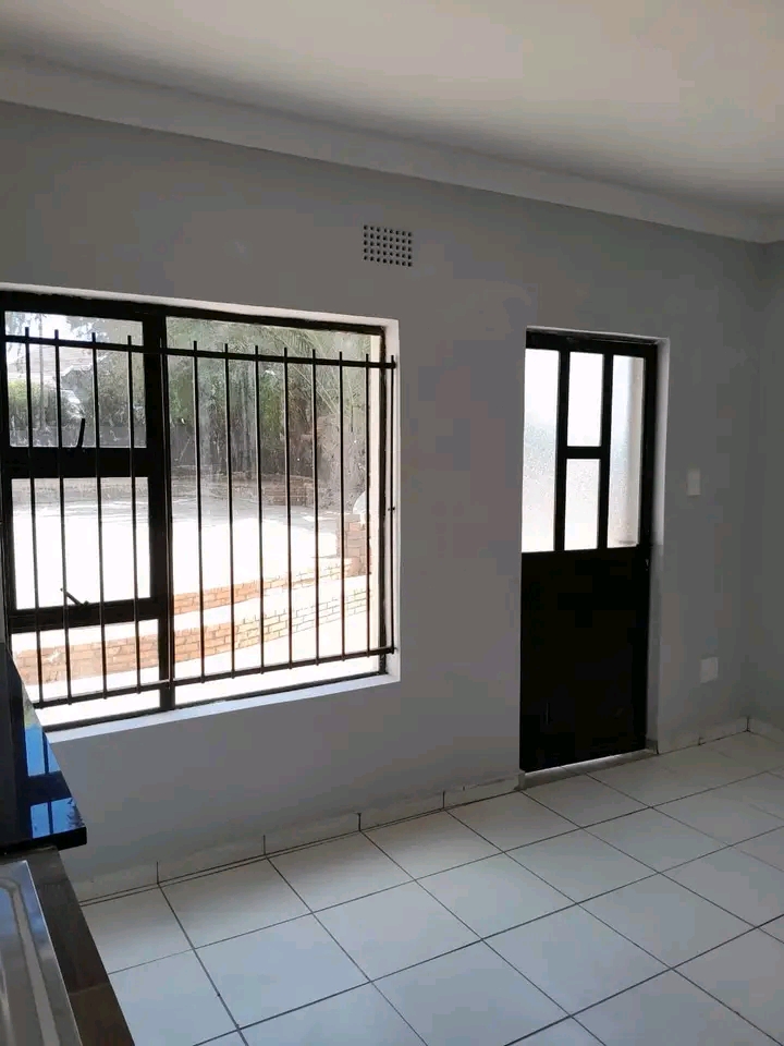 2 fitted bedroom house ,with kitchen, lounge   in Birchleigh