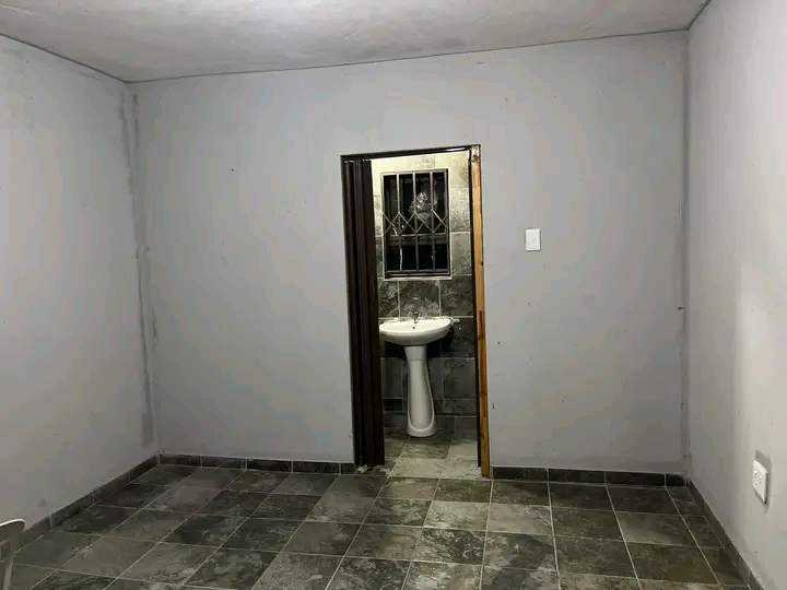 Room available to rent for r2000 excluding de  in Braamfischer